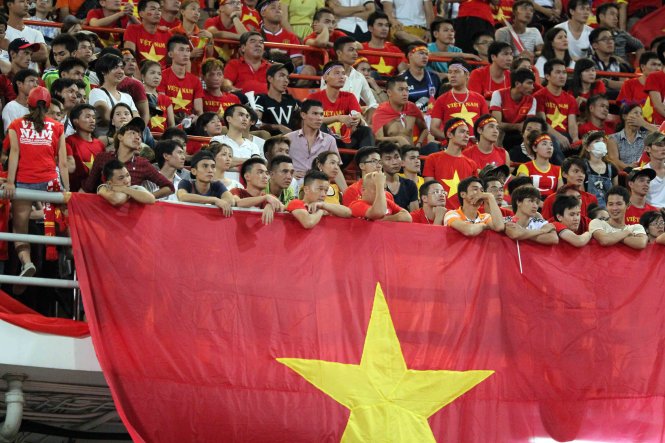 Nỗi buồn của các CĐV VN trên sân Rajamangala khi đội tuyển VN thua Thái Lan 0-1 ở trận mở màn vòng loại World Cup 2018Ảnh: N.K.