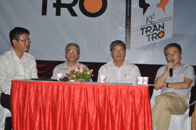 Các diễn giả tham gia tranh luận về chủ đề bệnh thành tích trong giáo dục. Từ trái sang: TS Lương Hoài Nam, GS Nguyễn Minh Thuyết, PGS.TS Lê Kim Long, GS Ngô Bảo Châu - Ảnh: V.V.TUÂN