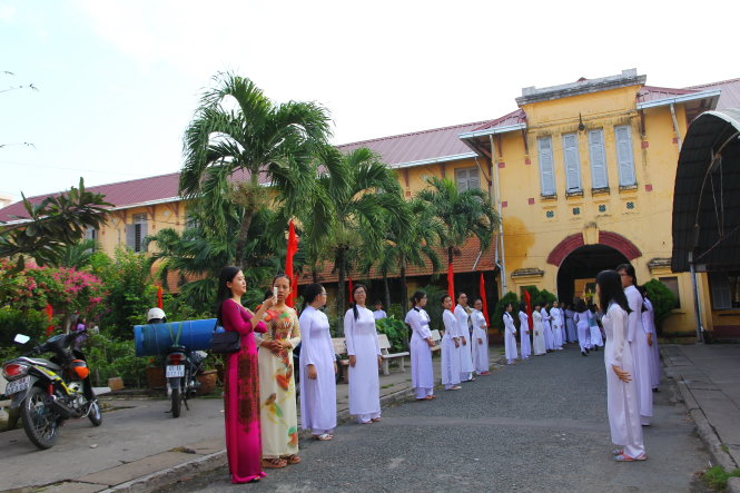 Học sinh Trường THPT Châu Văn Liêm trong ngày khai giảng năm học mới đầu tháng 9–2015 - Ảnh: Chí Quốc