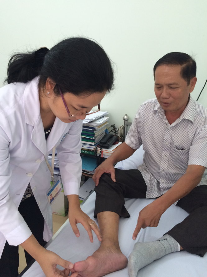 Bác sĩ Diệc Khả Hân khám cho bệnh nhân bị gút - Ảnh: L.TH.H.