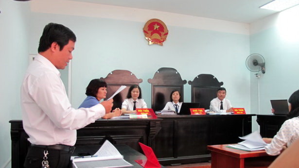 Luật sư bảo vệ nguyên đơn (đứng) yêu cầu Cocacola bồi thường giá chai nước và xin lỗi khách hàng - Ảnh Đức Trung