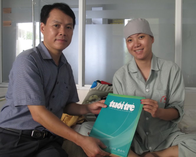 Ông Hồ Thanh Vinh trao tiền hỗ trợ cho Huyền Trang tại Bệnh viện Ung bướu Hà Nội ngày 25-9