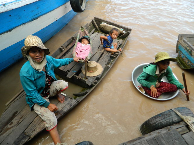 Mẹ con Nguyễn Thị Tuyết chèo ghe xin tiền du khách