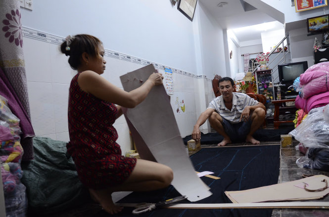 Vợ chồng ông Cao Minh Nhật (quận 12) đo vẽ vải tại nhà. Nhà cửa đã khang trang, đời sống đã khá hơn rất nhiều - Ảnh: VŨ THỦY