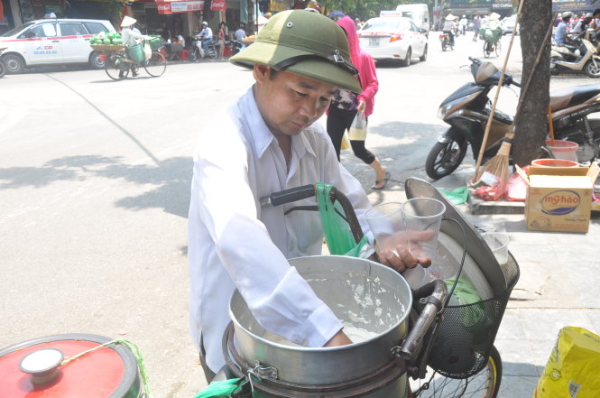 Ông Thơi và xe tào phớ trên phố Lý Nam Đế - Ảnh: Q.T.