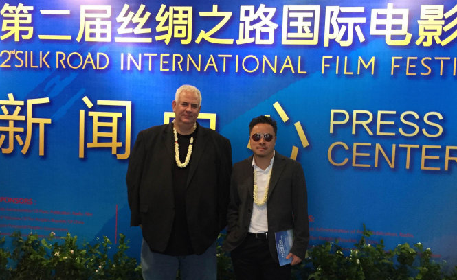 Đạo diễn Victor Vũ và ông Michael Werner của Hãng phát hành Fortissimo Films tại LHPQT Silk Road, Phúc Châu, Trung Quốc Ảnh: NVCC