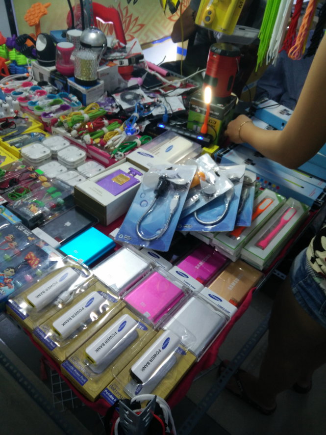 Pin sạc dự phòng được bày bán tại một hội chợ ở TP.HCM - Ảnh: Đức Thiện