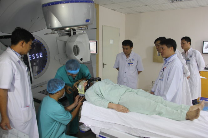 Bà T.T.H.G. bị u dị dạng mạch máu não đang được xạ trị gia tốc tại Trung tâm ung bướu Bệnh viện Trung ương Huế ngày 28-9 - Ảnh: N.Linh