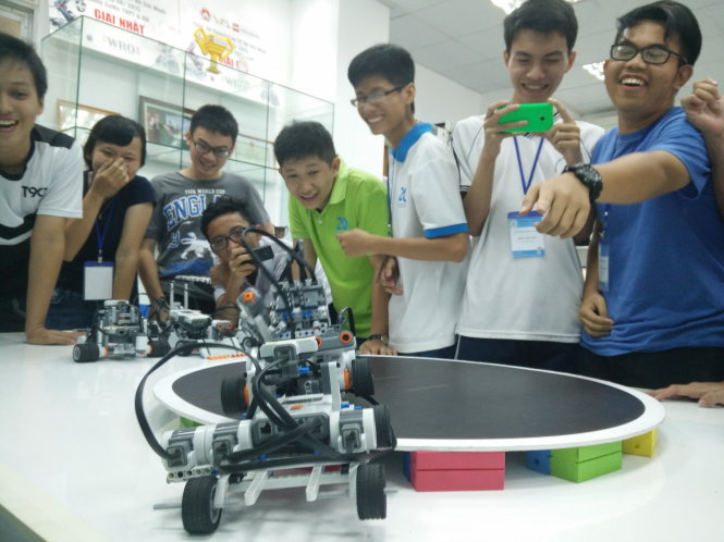 Một buổi sinh hoạt vui nhộn của CLB robotics, Trường ĐH Khoa học tự nhiên TP.HCM - Ảnh: Đức Thiện
