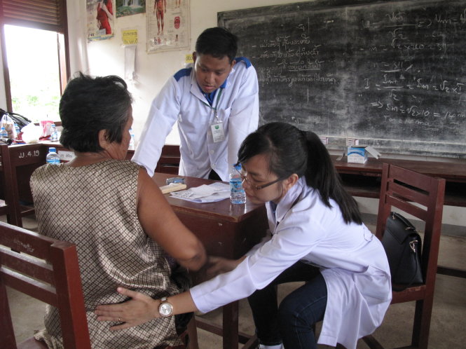 TS.BS Diệu Thường trong một chuyến khám bệnh từ thiện hè 2015Ảnh: C.NHẬT