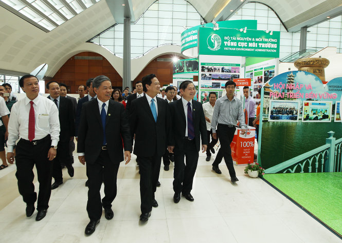 Thủ tướng Nguyễn Tấn Dũng và lãnh đạo Bộ Tài nguyên - môi trường tham quan triển lãm quốc tế về môi trường tại Hội nghị môi trường toàn quốc lần 4 - Ảnh: Nguyễn Khánh