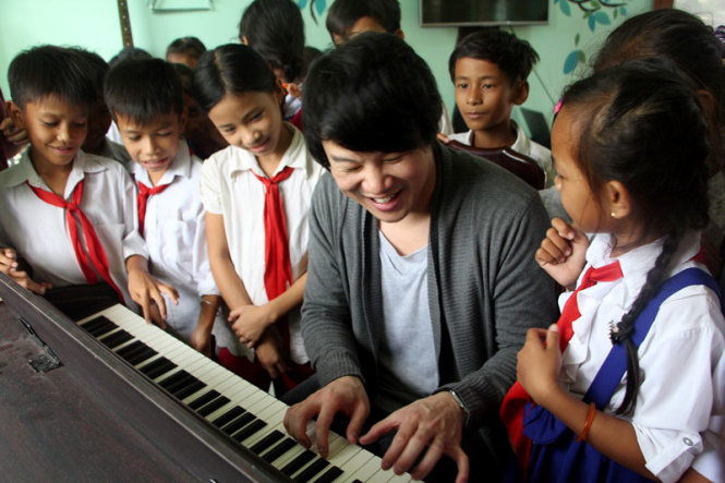 Thanh Bùi giao lưu cùng các em nhỏ vùng xa - Ảnh: Gia Tiến