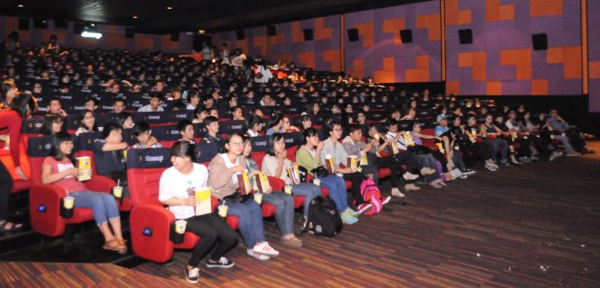 *Sự hợp tác của nhà nước và tư nhân đã đem lại hiệu ứng tích cực khi Tôi thấy hoa vàng trên cỏ xanh trở thành hiện tượng của điện ảnh Việt cả về chất lượng, hiệu ứng khán giả lẫn doanh thu! Ảnh: Galaxy** Error ***