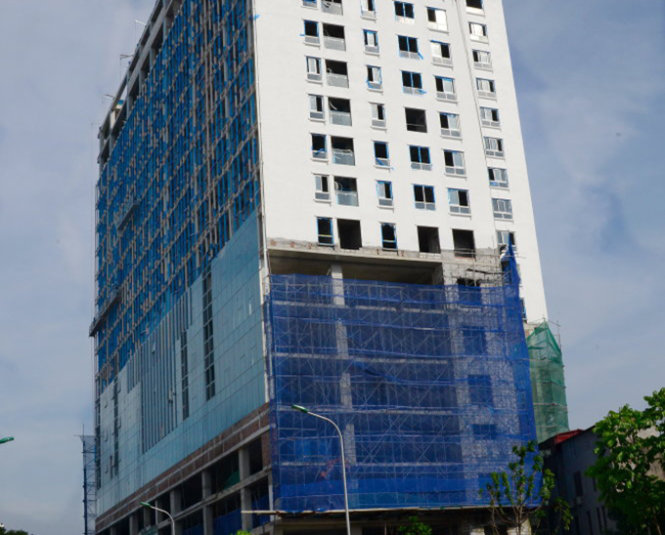 Cao ốc 8B Lê Trực vượt phép 16m - Ảnh: T.T.D.