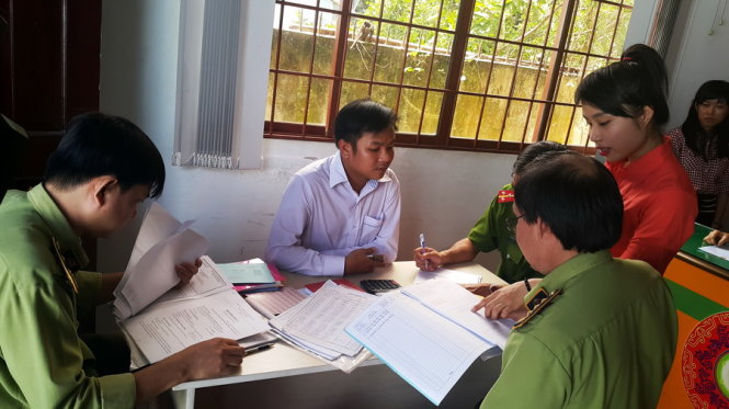 Cơ quan chức năng kiểm tra các giấy tờ tại cơ sở Phụng Quần 2