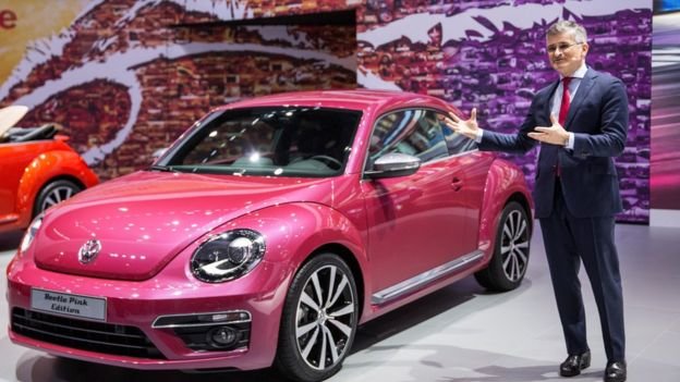Giám đốc điều hành tập đoàn VW tại Mỹ Michael Horn trong một buổi triển lãm Ảnh: AFP