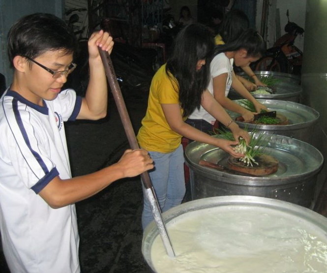 Hằng tuần vào thứ bảy, các bạn trẻ lại hẹn nhau đến nấu ăn - Ảnh: T.H.