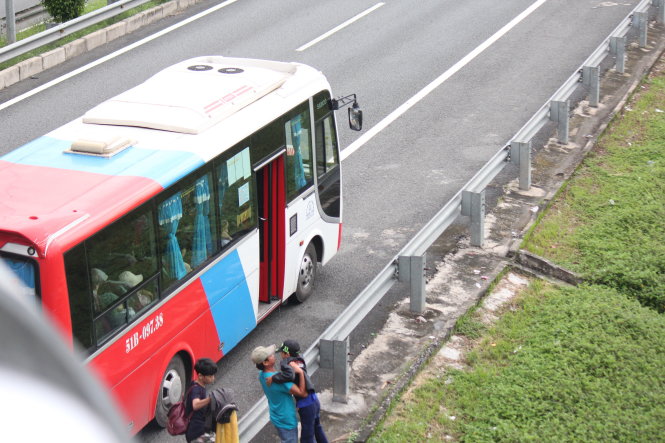 14g45 ngày 3-10, chiếc xe khách này trả khách ngay trên đường cao tốc TP.HCM - Trung Lương. Theo một cán bộ CSGT, hành vi này là cực kỳ nguy hiểm, nếu bị bắt quả tang sẽ bị lập biên bản xử phạt 1 triệu đồng - Ảnh: Mậu Trường