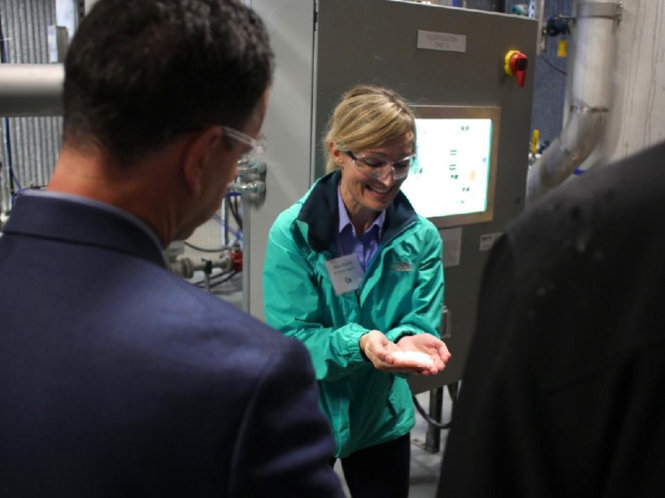 Jane Ritchie giải thích hệ thống thu giữ carbon nhà máy của Công ty Carbon Engineering Ảnh: AFP
