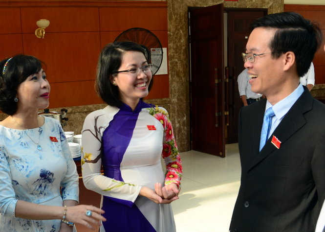 Ông Võ Văn Thưởng trao đổi với các đại biểu tại giờ nghỉ Đại hội - Ảnh: T.T.Dũng