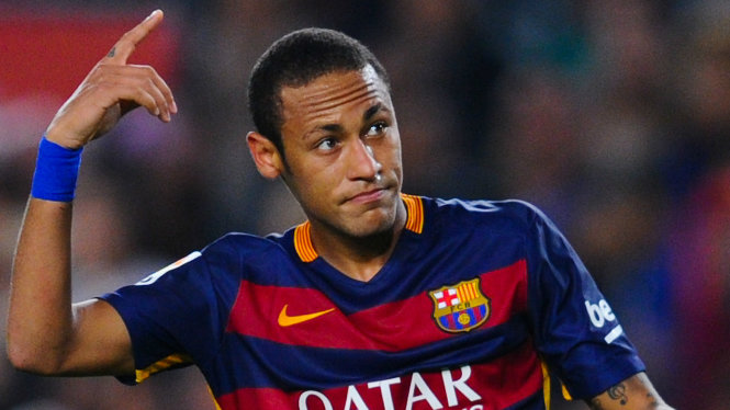 Neymar vui vẻ trong trận đấu may mắn của anh - Ảnh: Goal.com