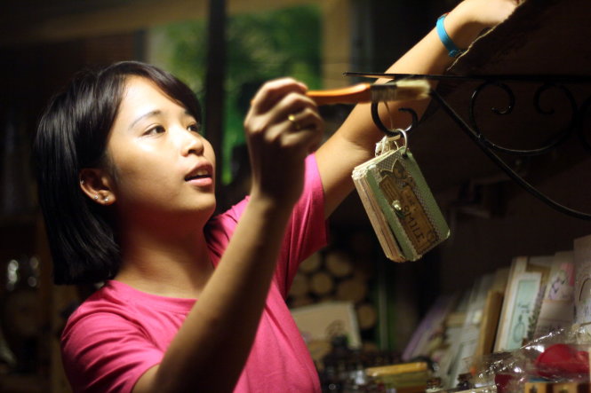 Ngân làm thêm tại một cửa hàng đồ cũ trên phố Đội Cấn (Hà Nội) để trang trải cuộc sống - Ảnh: Tiến Thắng