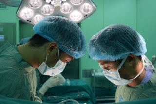 Các bác sĩ phẫu thuật cho bệnh nhân - Ảnh: Bệnh viên cung cấp