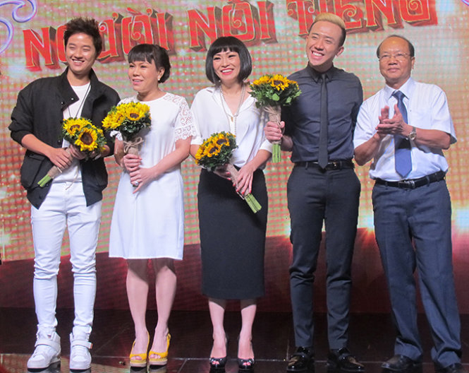 M.C Thanh Duy, Việt Hương, ca sĩ Phương Thanh (giám khảo khách mời), Trấn Thành và ông Lê Quang Nguyên- giám đốc Đài PT-TH Vĩnh Long trong buổi ra mắt chương trình ngày 28-10 - Ảnh: H.Lê
