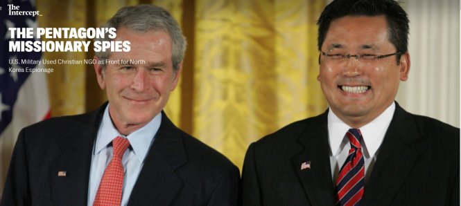 Kay Hiramine (phải) được tổng thống George W. Bush trao Huy chương Phục vụ thiện nguyện tại Nhà Trắng ngày 10-5-2007 - Ảnh: AFP