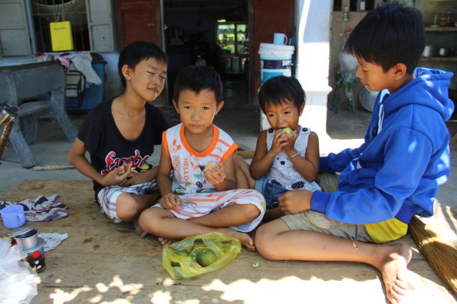 Bốn anh em Võ Văn Hải (14 tuổi), Võ Văn Cường (10 tuổi), Võ Văn Hùng (6 tuổi), Võ Thị Ánh Kiều (4 tuổi) nương tựa vào nhau giữa cảnh đời côi cút - Ảnh: Minh Phượng