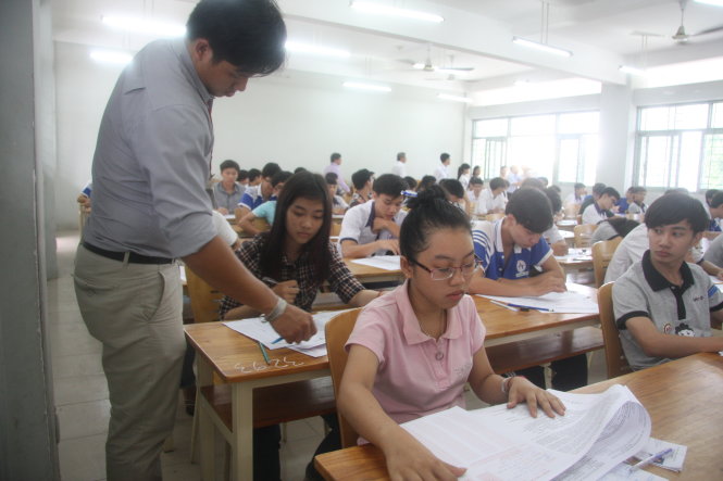 Thí sinh dự thi THPT quốc gia năm 2015 tại điểm thi Trường ĐH Sư phạm kỹ thuật TP.HCM - Ảnh: Trần Huỳnh