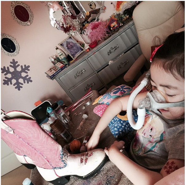 Bé Julianna trong căn phòng “công chúa” ưa thích của mình - Ảnh: Instagram
