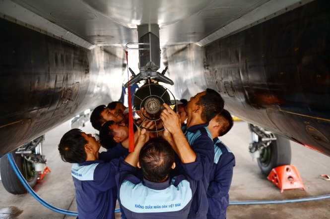 Lực lượng kỹ thuật lắp vũ khí cho Su-30MK2 - Ảnh: Thuận Thắng