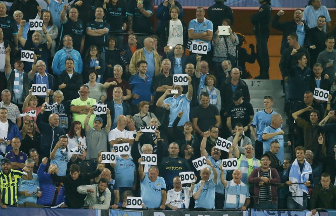 Các CĐV M.C chống đối UEFA - Ảnh: Reuters