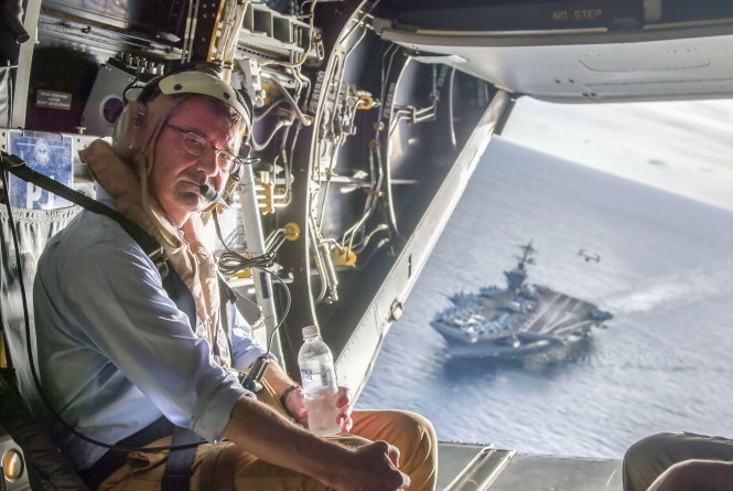 Bộ trưởng quốc phòng Mỹ trên máy bay trở về đất liền sau chuyến thăm tàu sân bay USS Theodore Roosevelt (đang chạy trên biển) của Mỹ hoạt động ở Biển Đông hôm 5-11 - Ảnh: Reuters