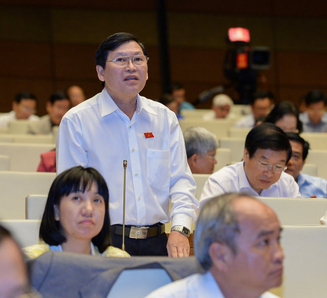 Đại biểu Tô Văn Tám (Kon Tum) phát biểu, thảo luận về dự án Luật phí - Ảnh: V.D.