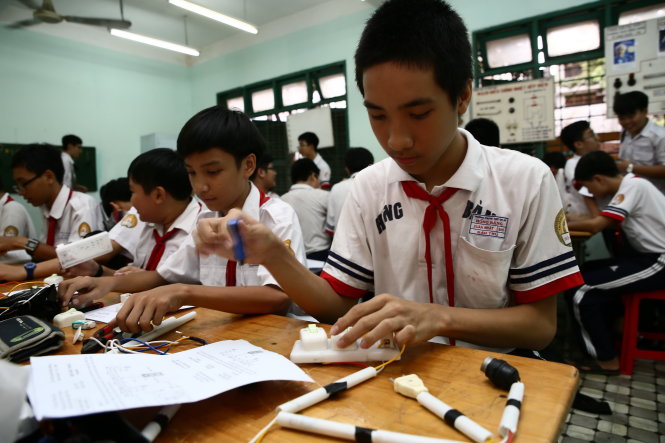Học sinh Trường THCS Hồng Bàng (Q.5, TP.HCM) trong một tiết thực hành môn điện- Ảnh: Như Hùng
