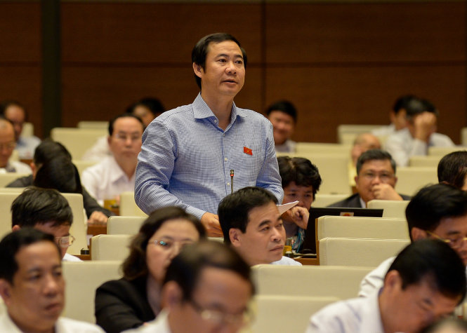 Đại biểu Nguyễn Thái Học (Phú Yên) nhận định áp lực thi cử của đợt thi vừa qua “căng thẳng hơn chơi chứng khoán” khiến đại biểu Quốc hội cười ồ - Ảnh: Việt Dũng