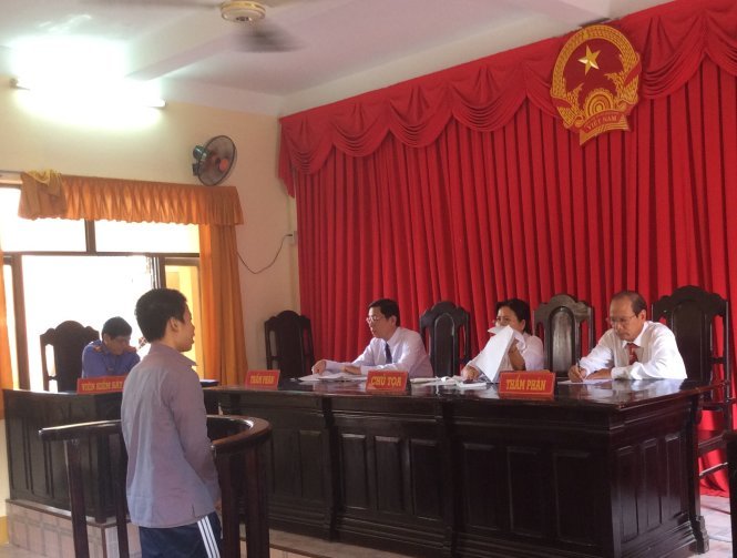 Chủ tọa phiên tòa xét hỏi một bị cáo - Ảnh: N.Triều