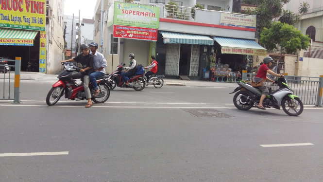 Nhiều người quay đầu xe sang đường ở nơi dải phân cách bị tháo dỡ - Ảnh: Ngọc Loan