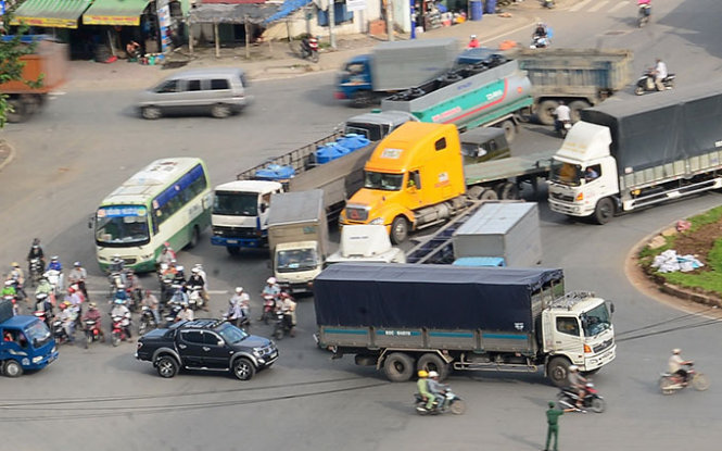Giao thông hỗn loạn tại vòng xoay Mỹ Thủy, giữa đường vành đai nối đường cao tốc TP.HCM - Long Thành - Dầu Giây và đường Đồng Văn Cống, Q.2, TP.HCM - Ảnh: Quang Định