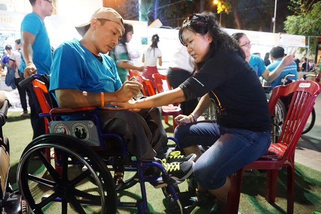 NKT tham gia mở gian hàng vẽ henna tại chương trình “Một thế giới cho tất cả - Chia sẻ giấc mơ” - Ảnh: Mai Nguyễn