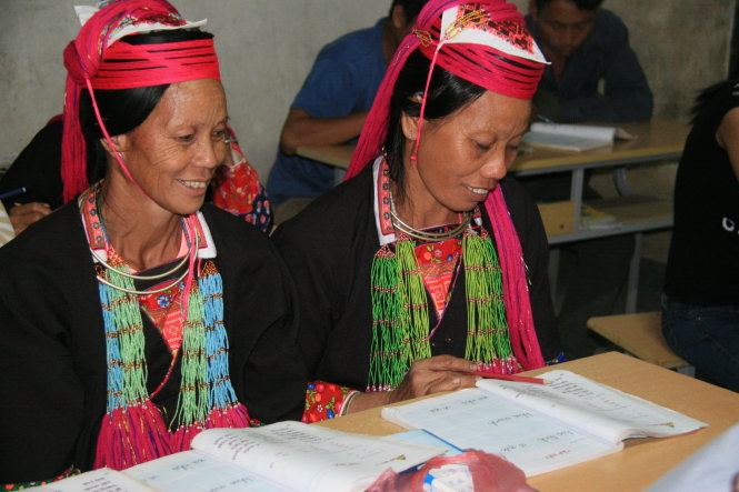 Bà Lý Thị Viên, 53 tuổi (trái) và bà Lý Thị Hải, 44 tuổi, là hai người cao tuổi nhất trong lớp học xóa mù chữ tại thôn Phiêng Chiểng - Ảnh: Huy Ba