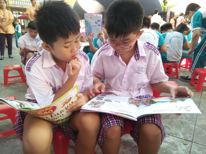 Học sinh đọc sách tìm hiểu thế giới xung quanh tại ngày hội - Ảnh: D.N.C.