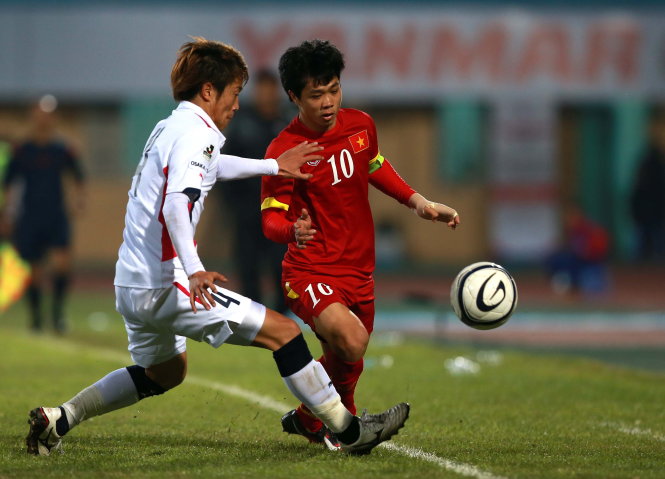 Công Phượng (phải) - một trong những cầu thủ chơi nổi bật nhất của đội U-23 VN trong trận gặp Cerezo Osaka Ảnh: NAM KHÁNH