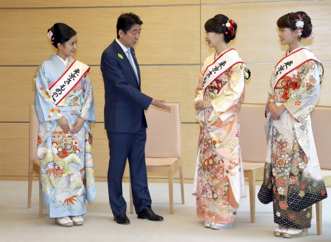 Thủ tướng Nhật Shinzo Abe tiếp ba phụ nữ thắng giải cuộc thi Nữ hoàng kimono Tokyo. Ông là lãnh đạo cổ súy sự tham gia của phụ nữ Nhật vào đời sống kinh tế và chính trị - Ảnh: Reuters