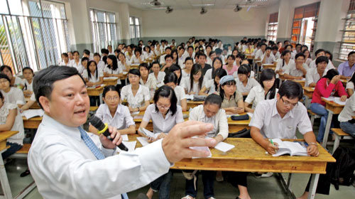 Ưu tiên quan trọng là cần có quy chế đảm bảo nhà khoa học và giảng viên có thể sống với đồng lương của mình. Trong ảnh: một buổi dạy của giảng viên Trường đại học Kinh tế TP.HCM cho sinh viên năm 2 khoa quản trị kinh doanh - Ảnh: Như Hùng