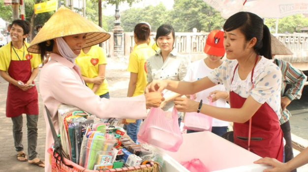 Cơm dành cho người nghèo được trao tận tình, chu đáo. Suất ăn giá thành 18.000 đồng được bán với giá 5.000 đồng - Ảnh: VŨ BÌNH ĐÔNG