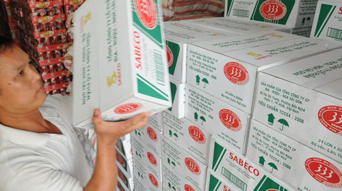 Bia 333, một sản phẩm của Sabeco, được xếp trong kho một đại lý bia