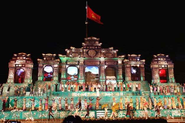 Sân khấu lễ hội áo dài lộng lẫy - Ảnh: Ngọc Dương